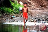 Seorang anak kecil yang bersiap bermain di sungai batang Balangan, memanfaatkan air yang sedang surut dan jernih seusai pulang sekolah. Antaranews Kalsel/Roly Supriadi