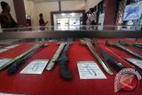 Pengunjung melihat koleksi keris dalam pameran pusaka keris nusantara di paseban Museum Candi Penataran, Blitar, Jawa Timur, Jum'at (28/8). Kegiatan yang memamerkan lebih dari 200 bilah keris dari berbagai daerah di indonesia tersebut digelar dalam rangka memperingati HUT Proklamasi ke-70. Antara Jatim/Irfan Anshori/Zk/15