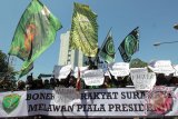 Sejumlah suporter Persebaya 1927 melakukan aksi unjuk rasa di Surabaya, Jawa Timur, Jumat (28/8). Massa aksi menyampaikan sejumlah tuntutan diantaranya penolakan pemakaian nama Persebaya United dalam Piala Presiden serta mendesak pemerintah untuk menangkap dan mengadili mafia sepakbola di Indonesia. Antara Jatim/Didik Suhartono/zk/15