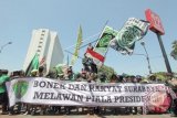 Sejumlah suporter Persebaya 1927 membentang spanduk saat menggelar aksi unjuk rasa di Surabaya, Jawa Timur, Jumat (28/8). Massa aksi menyampaikan sejumlah tuntutan diantaranya penolakan pemakaian nama Persebaya United dalam Piala Presiden serta mendesak pemerintah untuk menangkap dan mengadili mafia sepak bola di Indonesia. ANTARA FOTO/Didik Suhartono/wdy/15