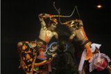 Dua penari tradisional memainkan tarian kuda lumping dalam Festival Jaranan Turangga Yaksa di Trenggalek, Jawa Timur, Jumat (28/8). Festival yang diikuti 46 kelompok kesenian kuda lumping dewasa dan anak-anak itu digelar untuk melestarikan budaya dan kesenian daerah kuda lumping yang mulai pudar. Antara Jatim/Foto/Destyan Sujarwoko/15