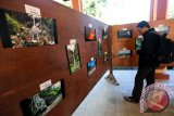 Pengunjung melihat koleksi foto karya siswa SMA dan SMK se-Blitar yang dipamerkan dalam pameran foto pariwisata blitar di pelataran Candi Penataran, Blitar, Jawa Timur, Sabtu (29/8). Pameran foto bertajuk Lets' Share Blitar tersebut bertujuan untuk mengenalkan sejumlah potensi wisata alam di Blitar yang kebanyakan masih belum terekspos atau masih alami. Antara Jatim/Irfan Anshori/Zk/15