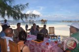 Wakil Bupati Gorontalo Utara Roni Imran bersama para wisatawan mancanegara di Pulau Saronde