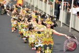 Sejumlah peserta defile dari Kalimantan Timur mengikuti Wonderful ArtChipelago Carnival Indonesia (WACI) di Jember, Jawa Timur, Sabtu (29/8). Karnaval WACI diikuti sembilan provinsi, yaitu Jawa Timur, Bali, Jawa Tengah, Jawa Barat, Bangka-Belitung, Kepulauan Riau, Kalimantan Timur, Nusa Tenggara Timur, dan Nangroe Aceh Darussalam dengan menampilkan budaya lokal masing-masing. Antara Jatim/Seno/Uki/15.