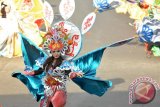 Seorang peserta defile dari Kepulauan Riau mengikuti Wonderful ArtChipelago Carnival Indonesia (WACI) di Jember, Jawa Timur, Sabtu (29/8). Karnaval WACI diikuti sembilan provinsi, yaitu Jawa Timur, Bali, Jawa Tengah, Jawa Barat, Bangka-Belitung, Kepulauan Riau, Kalimantan Timur, Nusa Tenggara Timur, dan Nangroe Aceh Darussalam dengan menampilkan budaya lokal masing-masing. Foto Antara Jatim/Seno/Uki/15.