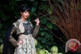 Seorang model berpose mengunakan busana rancangan desainer Anniesa Hasibuan dengan tema 'Sasikirana' di Jakarta, Sabtu (29/8). Busana tersebut akan ditampilkan di perhelatan busana terbesar yang bertajuk '2015 Couture New York Fashion Week' di Manhattan, New York, Amerika Serikat pada 12 September 2015. ANTARA FOTO/Muhammad Adimaja/wdy/15.
