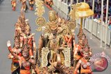 Presiden Jember Fashion Carnaval (JFC), Dynand Fariz (ditandu) tampil dalam defile Majapahit dan berperan sebagai  Hayam Wuruk dalam JFC di Jember, Jawa Timur, Minggu (30/8). JFC ke-14 tersebut mengangkat tema 