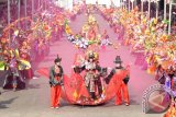 Sejumlah peserta defile Ikebana mengikuti Jember Fashion Carnaval (JFC) di Jember, Jawa Timur, Minggu (30/8). JFC ke-14 tersebut mengangkat tema 