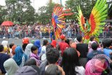 Penonton memadati jalan raya saat acara Jember Fashion Carnaval (JFC) di Jember, Jawa Timur, Minggu (30/8). JFC ke-14 tersebut mengangkat tema 