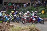 Sejumlah pebalap memacu kendaraan pada kejuaraan Amboina 440 Road Race di kawasan Karang Panjang, Ambon, Maluku, Sabtu (29/8). Kejuaraan yang digelar menjelang HUT ke-440 Kota Ambon ini, diikuti 153 peserta dari Maluku dan Papua. ANTARA FOTO/Embong Salampessy/ama/15.