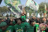 Suporter Persebaya 1927 berunjuk rasa di komplek Graha Pena Surabaya, Jawa Timur, Minggu (30/8). Massa aksi menyampaikan sejumlah tuntutan diantaranya penolakan pemakaian nama Persebaya United dalam Piala Presiden serta mendesak pemerintah untuk menangkap dan mengadili mafia sepak bola di Indonesia. Antara Jatim/Didik Suhartono/zk/15