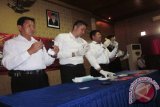 Sejumlah petugas Kepolisian Resor Kediri menunjukkan barang bukti kasus perjudian saat gelar perkara di Kediri, Jawa Timur, Senin (31/8). Polisi menahan 12 tersangka yang terlibat dalam kasus perjudian kartu maupun judi togel itu. Antara Jatim/Foto/Asmaul Chusna 