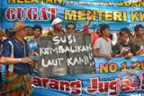 Sejumlah nelayan dan petani udang membawa spanduk saat berunjukrasa di depan kantor Gubernur NTB di Mataram, Senin (31/8). Pengunjukrasa yang tergabung dalam Persatuan Masyarakat Nelayan dan Petani Udang Lombok (PMNUL) tersebut meminta pemerintah segera mencabut peraturan Menteri Kelautan dan Perikanan No. 01/Permen KP/2015 tentang pelarangan penangkapan lobster, kepiting dan rajungan yang berakibat merugikan nelayan kecil. ANTARA FOTO/Ahmad Subaidi/wdy/15.