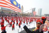 Peserta mengibarkan bendera 'Jalur Gemilang' Malaysia ketika menyambut Hari Ulang Tahun Malaysia ke-58 di Dataran Merdeka, Kuala Lumpur, Malaysia, Senin (31/8). ANTARA FOTO/Rafiuddin Abdul Rahman/wdy/15