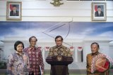 Sekretaris Kabinet Pramono Anung (kedua kanan) bersama Menteri Lingkungan Hidup dan Kehutanan Siti Nurbaya (kiri), Utusan Khusus Presiden Bidang Perubahan Iklim Rachmat Witoelar (kanan) dan Ketua Dewan Pengarah Pengendalian Perubahan Iklim Sarwono Kusumaatmadja (kedua) memberikan keterangan pers usai diterima Presiden Joko Widodo di Kantor Kepresidenan, Jakarta, Senin (31/8). Pertemuan tersebut membahas soal agenda yang akan dibawa oleh Indonesia di Konferensi Tingkat Tinggi (KTT) Perubahan Iklim 2015 (COP21) di Paris, Prancis pada Desember 2015. ANTARA FOTO/Widodo S. Jusuf/wdy/15.