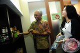 Seorang staf berbincang dengan tamu yang hadir saat pembukaan Panda Shop di Kantor WWF Indonesia Program Kalbar, di Pontianak, Jumat (28/8). Panda Shop yang merupakan hasil kerjasama antara WWF-Indonesia Program Kalbar dengan PT Panda Lestari tersebut, mendistribusikan hasil produk masyarakat binaan di Kalbar seperti madu hutan, beras hitam dan kerajinan tangan. ANTARA FOTO/Jessica Helena Wuysang/15