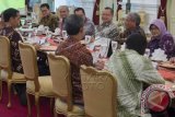 Presiden Joko Widodo (kiri) melakukan pertemuan dengan sejumlah pengamat ekonomi diantaranya Yose Rizal (kedua kiri), Poltak Hotradero (ketiga kiri), Arif Budimanta (keempat kiri), Tony Prasetiantono (ketiga kanan), Djisman Simanjuntak (kedua kanan) dan Hendri Saparini (kanan) di Istana Merdeka, Jakarta, Senin (31/8). Pertemuan tersebut membahas soal kondisi perekonomian Indonesia dan global terkini. ANTARA FOTO/Widodo S. Jusuf/wdy/15.