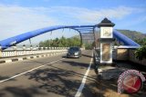 Sejumlah kendaraan melintasi Jembatan Soge di jalur lintas selatan (JLS) Pacitan, Jawa Timur, Senin (31/8). Pemerintah menargetkan pembangunan JLS mulai dari Pacitan hingga Malang selatan tuntas pada 2019 guna meningkatkan laju pertumbuhan ekonomi kawasan pesisir di koridor selatan Jatim tersebut. Antara Jatim/Foto/Destyan Sujarwoko/15