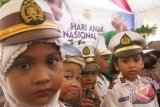 Pelajar TK memakai seragam TNI dan Polri pada puncak perayaan Hari Anak Nasional di Halaman Kantor Walikota Banda Aceh, Aceh, Minggu (30/8). Hari Anak Nasional di Banda Aceh bertema membangun karakter anak kota madani yang berkualitas dan berakhlak mulia sesuai tuntunan Rasulullah SAW diharapkan dapat memciptakan generasi yang berkualitas, beriman dan berakhlak mulia. ANTARA FOTO/Rizky Pinossa/Irp/Spt/15.