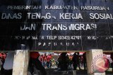 Puluhan buruh PT Nestle melakukan aksi dengan mendatangi kantor Dinas Ketenagakerjaan, Sosial dan Transmigrasi (Disnakersostrans) Kabupaten Pasuruan, Jawa Timur, Senin (31/8). Mereka menuntut agar perusahaan menaikkan upah buruh sesuai dengan Peraturan Gubernur Jawa Timur tentang Upah Minimum Sektoral Kabupaten/Kota  (UMSK) Pasuruan yaitu sektor 1 sebesar 10 persen, sektor 2 sebesar 7,5 persen, dan sektor 3 sebesar 6 persen di atas Upah Minimum Kabupaten/Kota. Antara Jatim/Moch Asim/Zk/15