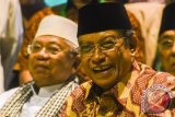 Ketua Umum PBNU terpilih KH. Said Aqil Siradj (kanan) didampingi Rais Aam Syuriah PBNU KH. Maruf Amin tersenyum ketika dirinya kembali terpilih sebagai Ketua umum PBNu periode 2015-2020 pada Muktamar NU ke-33 di Jombang, Jawa Timur, Kamis (6/8) dini hari. Said Aqil Siradj kembali terpilih menjadi Ketua Umum PBNU secara aklamasi setelah pesaingnya, As`ad Ali Said menyatakan mundur pada pemilihan putaran kedua. Antara Jatim/Zabur Karuru/15