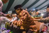 KH. Said Aqil Siradj (tengah) disaksikan Rais Aam Syuriah PBNU KH. Maruf Amin (kedua kiri) disalami oleh muktamirin ketika dirinya kembali terpilih sebagai Ketua umum PBNU periode 2015-2020 pada Muktamar NU ke-33 di Jombang, Jawa Timur, Kamis (6/8) dini hari. Said Aqil Siradj kembali terpilih menjadi Ketua Umum PBNU secara aklamasi setelah pesaingnya, As`ad Ali Said menyatakan mundur pada pemilihan putaran kedua. Antara Jatim/Zabur Karuru/15
