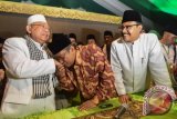 Ketua Umum PBNU terpilih Said Aqil Siradj (tengah) mencium tangan Rais Aam Syuriah PBNU KH. Maruf Amin (kiri) disaksikan Ketua Panitia Daerah Muktamar NU ke-33 Saifullah Yusuf (kanan) saat penutupan Muktamar NU ke-33 di Jombang, Jawa Timur, Kamis (6/8) dini hari. Berdasarkan hasil muktamar tersebut bahwa Said Aqil Siradj terpilih kembali menjadi Ketua PBNU periode 2015-2020 secara aklamasi dan KH. Maruf Amin sebagai Rais Aam Syuriah PBNU setelah KH. Mustofa Bisri menolak penunjukan dirinya atas jabatan itu. Antara Jatim/Zabur Karuru/15