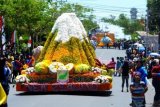 Kendaraan hias salah satu grup dari Selandia Baru yang berbentuk gunung api Lokon melintas pada pembukaan Tomohon Internasional Festival Flower (TIFF) 2015 di kota Tomohon, Sulawesi Utara, Sabtu (8/8). Festival bunga tersebut diikuti 27 kendaraan peserta dari berbagai provinsi dan 6 peserta dari luar negeri. ANTARA FOTO/Fiqman Sunandar/aww/15.