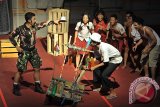 Sejumlah remaja membawakan teater berjudul Paradoks dalam lomba seni teater se-Bali di Taman Budaya Denpasar, Selasa (1/9). Kegiatan selama tiga hari tersebut untuk membangkitkan kreativitas remaja sekaligus memberi ruang bagi kesenian modern selain seni dan sastra budaya Bali. ANTARA FOTO/Nyoman Budhiana/i018/2015.