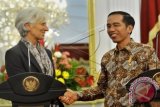 Presiden Joko Widodo (kanan) berjabat tangan dengan Direktur Pelaksana Dana Moneter Internasional (IMF) Christine Lagarde (kiri) usai pertemuan di Istana Merdeka, Jakarta, Selasa (1/9). Kedua pihak membahas persiapan pertemuan tahunan IMF dan Bank Dunia (World Bank) pada 2018 di Nusa Dua Bali. ANTARA FOTO/Yudhi Mahatma/wdy/15.
