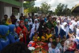 Bupati Tanah Laut (Tala) H. Bambang Alamsayah sambil menggendong seorang anak berbaur dengan anggota Himpunan Pendidik Pendidikan Usia Dini Indonesia (HIMAPAUDI) Tanah Laut, Kalimantan Selatan, bersama para murid anak usia dini menggelar syukuran Hari Ulang Tahun  ke- 10, di halamana Lapangan Pertasi Kencana Pelaihari, Jumat ( 30/8).
Kegiatan tersebut dirangkai dengan kampaye makan ikan dan sayur bersama dihadiri Kadis Kelautan dan Prikanan, Kepala kantor Ketahan Pangan dan Kadis pendidikan Tanah Laut, serta Ketua GOW  dan Darma Wanita Persatuan dan lima ratus anak-anak paud sekabupaten tanah Laut.(Foto Antaranews Kalsel/humas Arianto/e).

