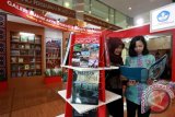 Pengunjung melihat buku yang berada di gerai Kementerian Pendidikan dan Kebudayaan pada pameran Indonesia International Book Fair (IIBF) 2015 di Jakarta Convention Center, Jakarta, Rabu (2/9). Pameran yang menghadirkan buku dari berbagai penerbit tersebut berlangsung 2 - 6 September 2015. ANTARA FOTO/Muhammad Adimaja/wdy/15