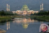 Foto suasana Kompleks Masjid Agung Natuna di Kota Ranai, Kabupaten Natuna, Kepulauan Riau, Rabu (2/9). Masjid terbesar yang dijuluki oleh masyarakat setempat sebagai Taj Mahal-nya Indonesia tersebut merupakan ikon dari Kabupaten Natuna. ANTARA FOTO/Widodo S. Jusuf/wdy/15.