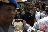 Buronan polisi Amerika Serikat (AS), Vontrey Jamal Clark alias Trey Clark (tengah) digiring interpol Polda Bali saat warga AS tersebut diekstradisi ke negaranya, di Polda Bali, Denpasar, Rabu (2/9). Mantan polisi AS tersebut ditangkap di Bali pada 30 Juli 2015 atas permintaan polisi 'Federal Bureau Investigation' (FBI) karena dugaan kasus pembunuhan di negaranya. ANTARA FOTO/Nyoman Budhiana/i018/2015.