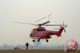 Jambi - Helikopter Super Puma milik BNPB bersiap take off saat uji pengeboman air di Bandara Sultan Thaha Jambi, Selasa (1/9). BPBD setempat menyebutkan, rencana pemadaman kebakaran hutan dan lahan dengan bom air menggunakan dua Helikopter jenis MI 17 dan Super Puma bantuan BNPB itu batal karena habisnya masa berlaku izin terbang untuk Helikopter jenis MI 17 dan belum adanya izin pengeboman air untuk jenis Super Puma. ANTARA FOTO/Wahdi Septiawan