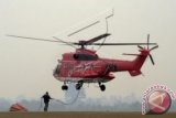 Helikopter Super Puma milik BNPB bersiap take off saat uji pengeboman air di Bandara Sultan Thaha Jambi, Selasa (1/9). BPBD setempat menyebutkan, rencana pemadaman kebakaran hutan dan lahan dengan bom air menggunakan dua Helikopter jenis MI 17 dan Super Puma bantuan BNPB itu batal karena habisnya masa berlaku izin terbang untuk Helikopter jenis MI 17 dan belum adanya izin pengeboman air untuk jenis Super Puma. ANTARA FOTO/Wahdi Septiawan