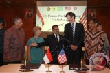 Menteri ESDM Sudirman Said (tengah) berbincang dengan Duta Besar Amerika Serikat Robert Blake (kedua kanan), Direktur Utama PLN Sofyan Basir (kiri), Dirjen Ketenagalistrikan Jarman (kanan) dan Commercial Counselor Foreign Commercial Service US Embassy Rosemary (kedua kiri) usai Penandatanganan Nota Kesepahaman mengenai Power Working Group antara Indonesia-Amerika Serikat di kantor PLN Pusat, Jakarta, Rabu (2/9). Kerjasama tersebut merupakan upaya untuk mencapai target proyek 35.000 MW serta sebagai sarana untuk memfasilitasi kerjasama pihak swasta Indonesia dengan Amerika Serikat dalam sektor ketenagalistrikan di Indonesia. ANTARA FOTO/Muhammad Adimaja/wdy/15.