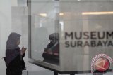 Seorang warga melihat koleksi benda sejarah di Museum Surabaya, Jawa Timur, Rabu (2/9). Museum Surabaya tersebut memamerkan sekitar 1.000 benda yang memiliki nilai sejarah tentang Surabaya. Antara Jatim/Fandhy Rizal/SHP/15