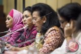 Dewan Presedium Nasional Kaukus Perempuan Parlemen GKR Hemas (kedua kanan) didampingi Siti Hediati Suharto (kedua kiri), Melani Leimena Suharli (kiri) dan Sekjen Irma Suryani Chaniago (kanan) menyampaikan keterangan kepada wartawan tentang komitmen politik perempuan parlemen di Kompleks Parlemen, Senayan, Jakarta, Jumat (4/9). Kaukus Perempuan menyoroti permasalahan rendahnya jumlah keterpilihan perempuan anggota DPR dan DPD pada Pemilu 2014 yang menurun dari perolehan kursi di Pemilu sebelumnya serta menyoroti isu perempuan, anak dan kelompok marjinal lainnya. ANTARA FOTO/M Agung Rajasa/wdy/15.