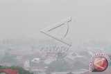 Kabut asap menyelimuti kawasan Kota Lhokseumawe, Aceh. Kamis (3/9). Kabut asap kiriman dari kebakaran hutan dan lahan di Jambi dan Riau Sumatera itu mengganggu aktivitas warga di beberapa wilayah di Provinsi Aceh. ANTARA FOTO/Rahmad/kye/15