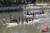 Peserta melajukan perahu saat Lomba Balap Perahu Naga di sungai Kalimas Surabaya, Jawa Timur, Sabtu (5/9). Lomba yang diikuti oleh 28 peserta tim dayung dari siswa Sekolah Menengah Atas (SMA) serta mahasiswa Perguruan Tinggi se-Surabaya tersebut dalam rangka Dies Natalis ke-28 Politeknik Perkapalan Negeri Surabaya (Shipbuilding Institute of Polytechnic Surabaya). Antara Jatim/Didik Suhartono/zk/15