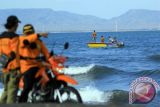 Tim SAR bersama Nelayan melakukan pencarian anak hilang di pantai Boom, Banyuwangi, Jawa Timur, Sabtu (5/9). Tim SAR terus malakukan pencarian anak hilang benama Dadang (13) yang terseret ombak saat berenang di pantai Boom sejak Jumat petang (4/9). Antara Jatim/ Budi Candra Setya/15.