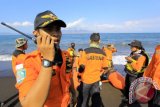 Tim SAR bersama Nelayan melakukan pencarian anak hilang di pantai Boom, Banyuwangi, Jawa Timur, Sabtu (5/9). Tim SAR terus malakukan pencarian anak hilang benama Dadang (13) yang terseret ombak saat berenang di pantai Boom sejak Jumat petang (4/9). Antara Jatim/ Budi Candra Setya/15.