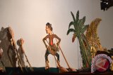 Dalang wayang kulit Ki Enthus Susmono memainkan tokoh wayang saat pentas di halaman Balai Kota Madiun, Jatim, Sabtu (5/9) dini hari. Pementasan wayang kulit dengan lakon ‘Sengkuni Tobat’ tersebut untuk menghibur masyarakat Kota Madiun. Antara Jatim/Foto/Siswowidodo/15/zk.