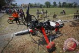 Sejumlah warga mengamati pesawat jenis trike yang jatuh di Dusun Glondong, Wirokerten, Banguntapan, Bantul, Yogyakarta, Sabtu (5/9). Tidak ada korban jiwa dalam kecelakaan pesawat jenis trike yang diterbangkan oleh Pilot Laurentius Eriko dan Kopilot Cici Sunarsih itu, kecelakaan terjadi diduga akibat mesin mati. ANTARA FOTO/Andreas Fitri Atmoko/wdy/15.