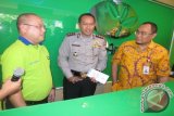 Kediri (Antara Jatim) - Presiden Direktur WanaArtha Life Yanes Y Matulatuwa (kiri) dengan Kepala Polres Kediri Kota AKBP Bambang Widjanarko Baiin (tengah) saat di kantor WanaArtha Life Kediri, Jalan Brigjen Katamso Kediri, Minggu (6/9). Perusahaan asuransi WanaArtha Life menargetkan ada peningkatan aset. Pada 2014, terjadi peningkatan aset sampai 16 persen jika dibandingkan penerimaan aset 2013, dimana pada 2014 membukukan aset sampai Rp2,5 triliun. Antara Jatim/Foto/Asmaul Chusna