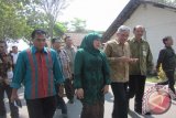 Kediri (Antara Jatim) - Menteri Sosial Khofifah Indar Parawansa didampingi sejumlah pejabat saat berkunjung ke UPT Rehabilitasi Sosial eks Psikotik Kediri, milik Dinas Sosial Provinsi Jatim di Desa Butuh, Kecamatan Kras, Kabupaten Kediri, Jawa Timur, Minggu (6/9). Mensos meminta keluarga tidak malu dan menerima dengan tangan terbuka jika ada keluarga yang menderita gangguan jiwa, sebab hal itu juga merupakan obat. Antara Jatim/Foto/Asmaul Chusna 