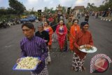 Sejumlah peserta mengikuti prosesi festival upacara adat di halaman Museum Gunung Merapi, Sleman, Yogyakarta, Minggu (6/9). Festival yang menampilkan pertunjukan kolosal dan tradisi-tradisi unggulan wilayah Kabupaten Sleman itu diselenggarakan sebagai salah satu upaya pelestarian upacara adat. ANTARA FOTO/Andreas Fitri Atmoko/wdy/15.