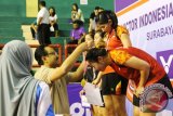 Wakil Gubernur Jawa Timur Saifullah Yusuf (dua kiri) mengalungkan medali emas kepada pebulu tangkis ganda putri asal Indonesia Tiara Rosalia Nuraidah (kanan) di partai final turnamen 'Victor Indonesia International Challenge'2015 di GOR Sudirman Surabaya, Minggu (6/9). Pasangan Tiara Rosalia Nuraidah/Gebby Ristiyani Imawan menang atas pasangan Indonesia lainnya, Suci Rizki Andini/Maretha Dea Giovani dalam dua set langsung, 21-17 dan 21-14. Antara Jatim/Fiqih Arfani/zk/15
