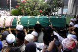 Ribuan pelayat mengantarkan jenazah sesepuh NU Muchit Muzadi di rumah duka di Jalan Kalimantan Nomor 24 Jember menuju ke Tempat Pemakaman Umum Tegalboto, Minggu (6/9). Pakar khittah NU itu meninggalkan delapan anak, 19 cucu, dan satu cicit. Foto Antara Jatim/ Zumrotun Solichah/15